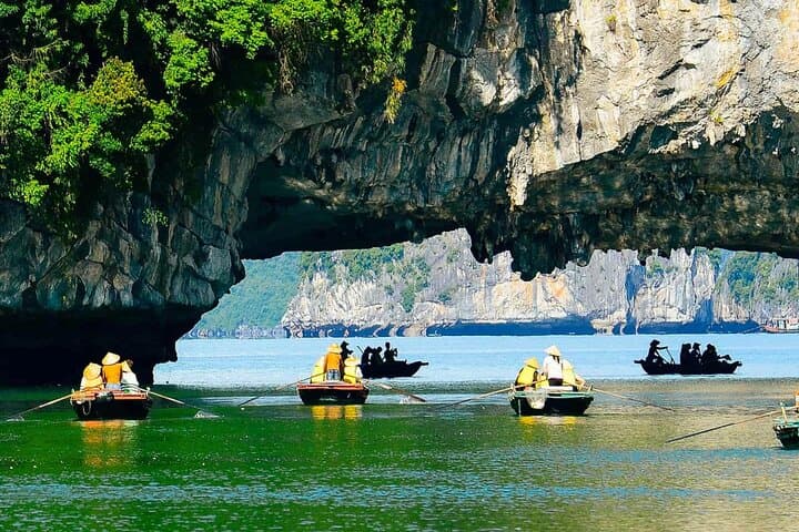 Bai Tu Long Escape: Day Cruise, Kayak & Vung Vieng Floating Village photo 4