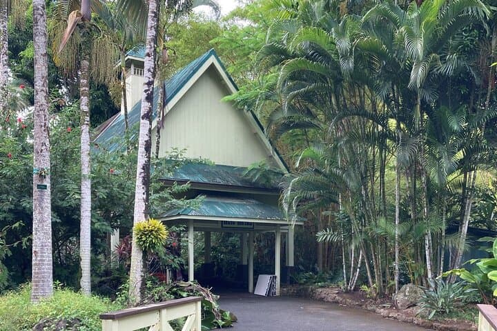 VIP Waimea Falls Hiking Tour with Limousine on Oahu's North Shore photo 3