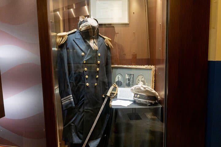 National Mall Small-Group Monuments Walking Tour: Navy, WWII & Lincoln photo 3