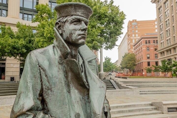National Mall Small-Group Monuments Walking Tour: Navy, WWII & Lincoln photo 5