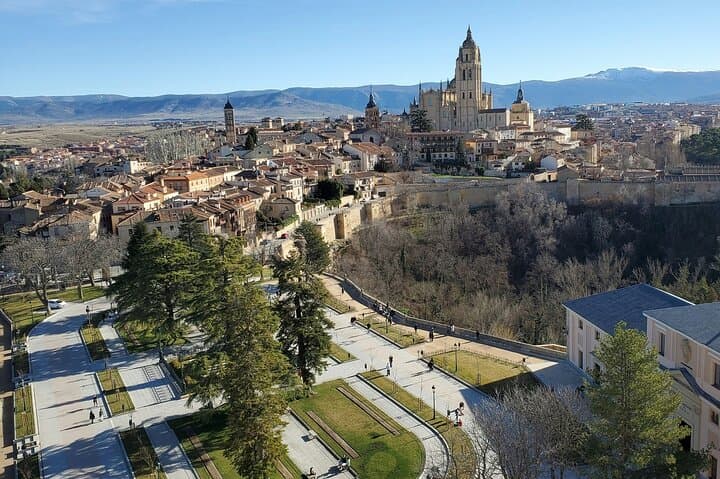 Inside Segovia's Alcázar and Cathedral: 2-Hour Guided Highlights