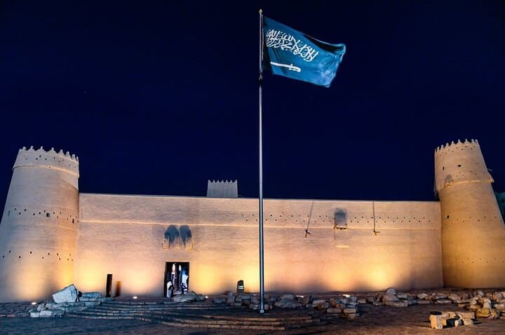 Riyadh Highlights: Kingdom Centre Sky Bridge City Tour and Masmak Fort photo 5
