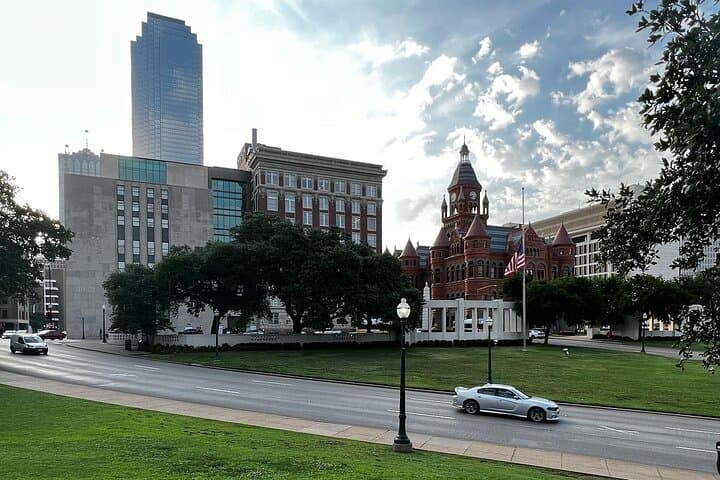 Dealey Plaza JFK Assassination Walking and Van Tour: Inside Dallas History