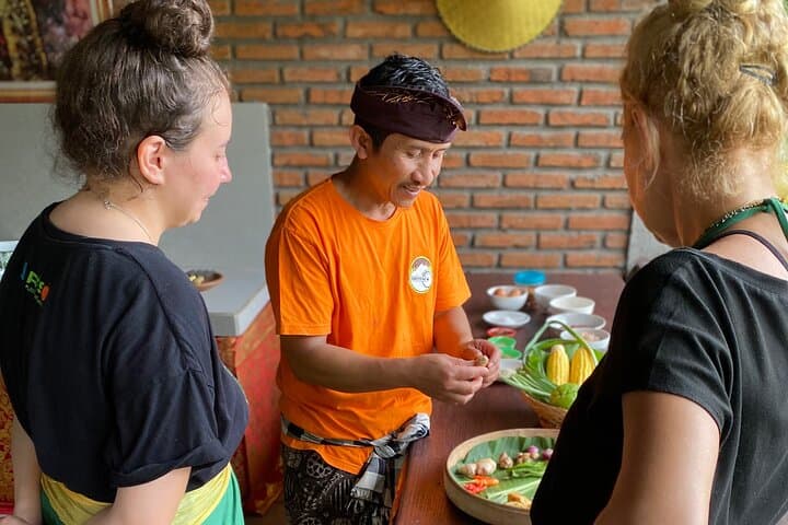 Munduk Natural Kitchen: Authentic Balinese Home Cooking & Waterfall Visit photo 5