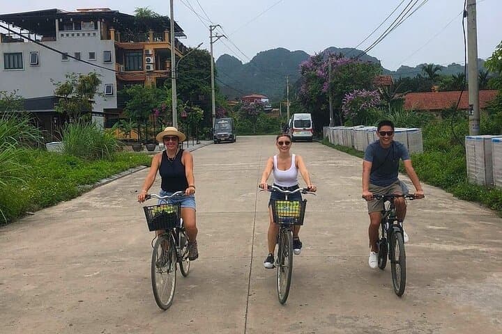 Hanoi to Ninh Binh Day Trip — Hoa Lu, Tam Coc Sampan & Mua Cave Viewpoint photo 4