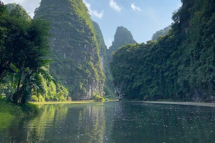 Deluxe Ninh Binh Day Trip: Bai Dinh Pagoda & Trang An — Full-Day Cultural and Scenic Tour from Hanoi photo 4