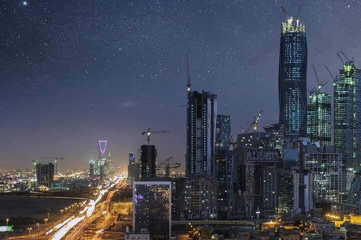 Riyadh Highlights: Kingdom Centre Sky Bridge City Tour and Masmak Fort