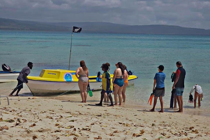 Pele Island Full-Day Snorkel and Village Experience from Port Vila photo 5