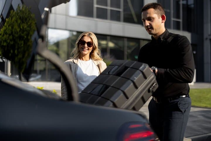 Private Sedan Transfer from ORD & MDW to Downtown Chicago: Stress-Free Airport Rides photo 2