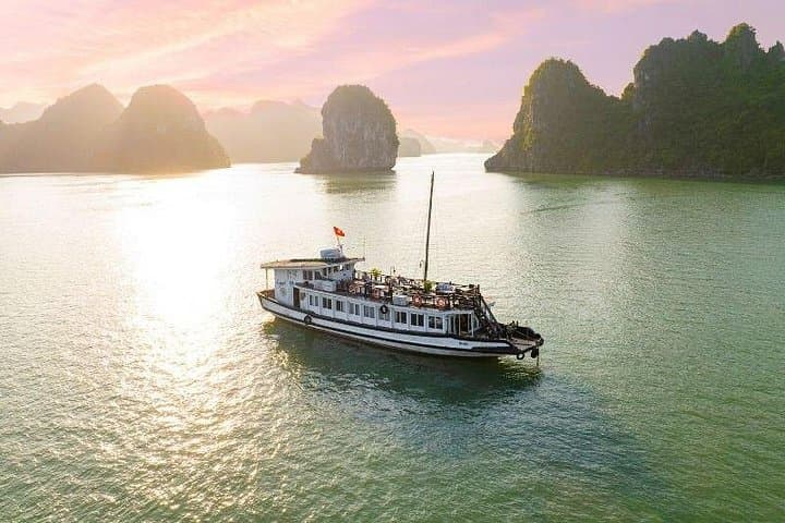 Explorer Halong Bay 2D1N — Kayak Ba Ham Lake & Tien Ong Cave Adventure photo 1