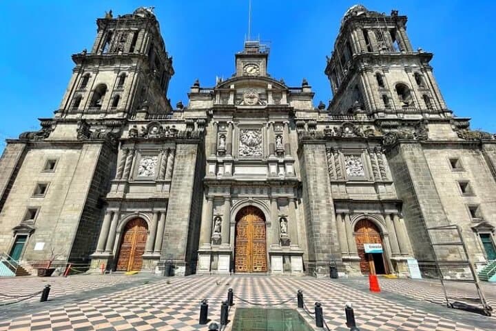 Glide the Zócalo: Bici-Taxi & Walking Tour Through Mexico City's Historic Heart photo 4