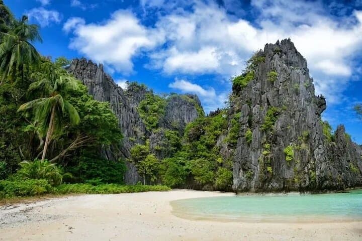 El Nido Tour C — Island Hopping to Hidden Beaches & Snorkeling in Bacuit Bay