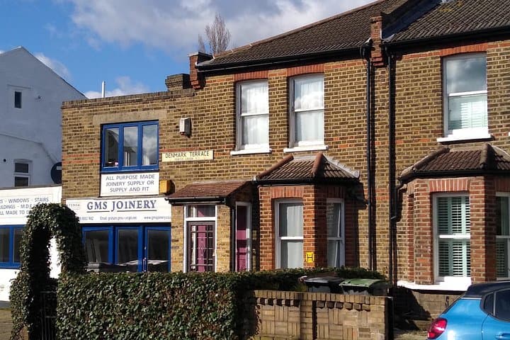 Kinks North Finchley Walking Tour - Ray & Dave Davies Neighborhood Walk photo 3