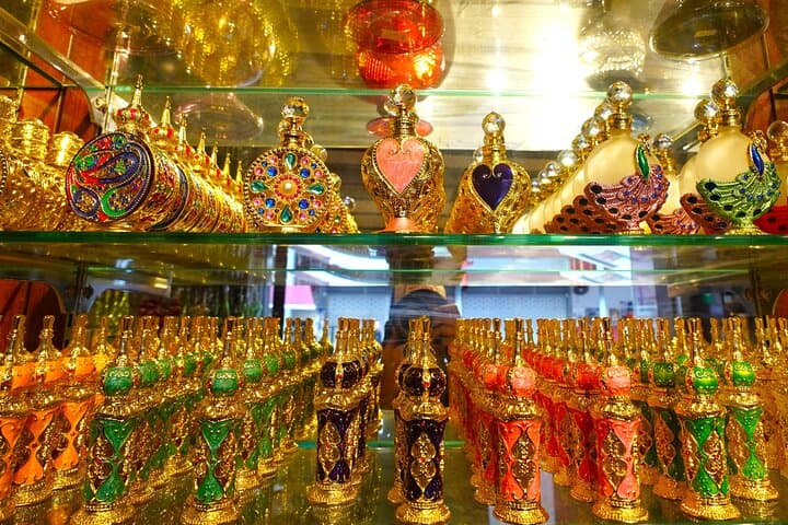 Kampong Glam Walking Tour: Sultan Mosque, Street Art & Local Snacks