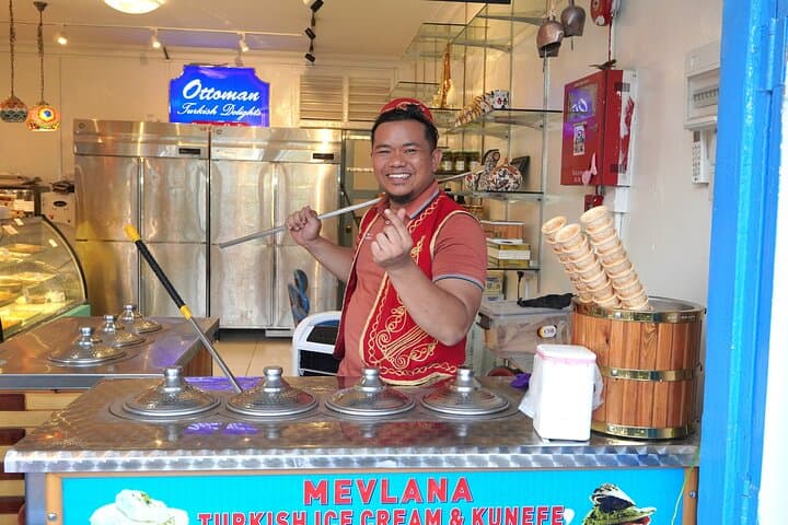 Kampong Glam Walking Tour: Sultan Mosque, Street Art & Local Snacks photo 4