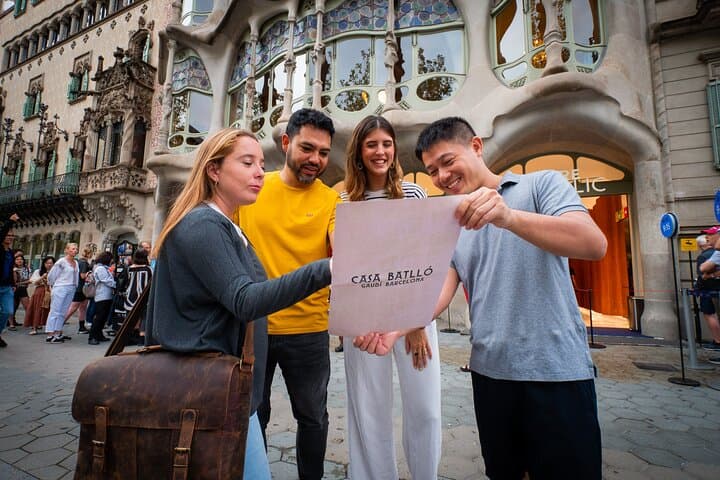 Barcelona Street Escape: Gaudí's Hidden Treasure Walking Game