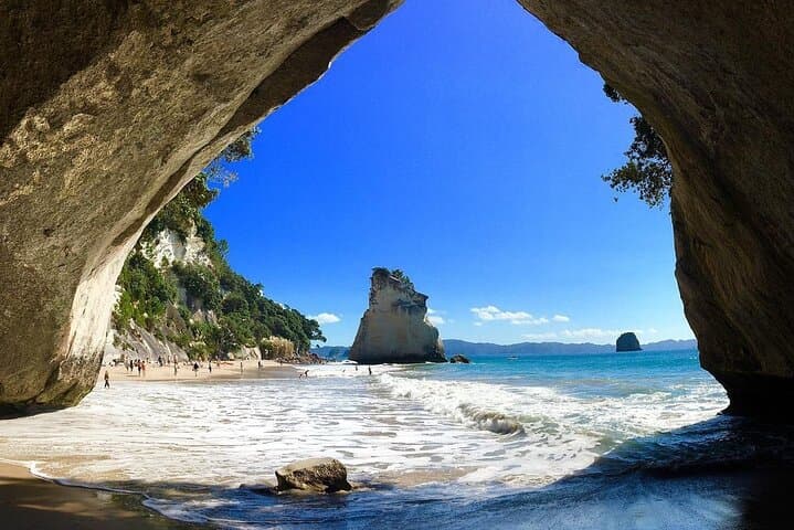 Coromandel & Cathedral Cove Day Trip from Auckland — Hot Water Beach Picnic photo 1