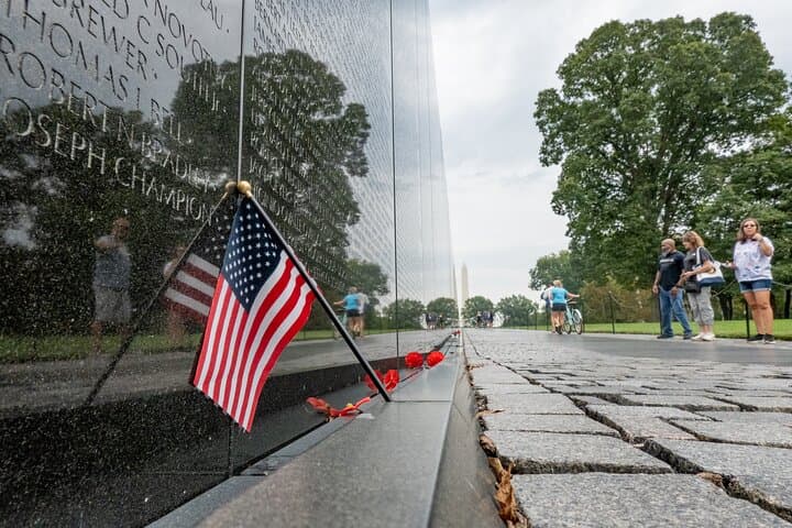 National Mall Small-Group Monuments Walking Tour: Navy, WWII & Lincoln