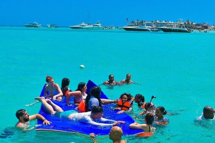 Catamaran Snorkel Cruise to Isla Mujeres from Cancún — Lunch & Open Bar photo 4