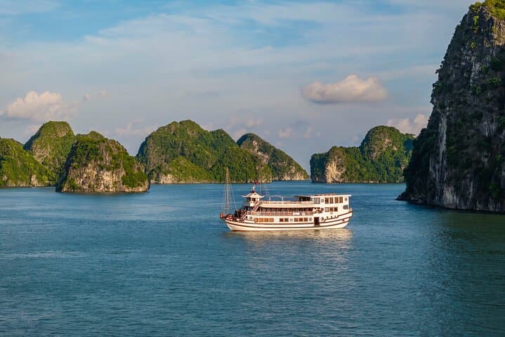 Bai Tu Long Bay 3-Day Cruise: Kayak, Cave, and Vung Vieng Floating Village