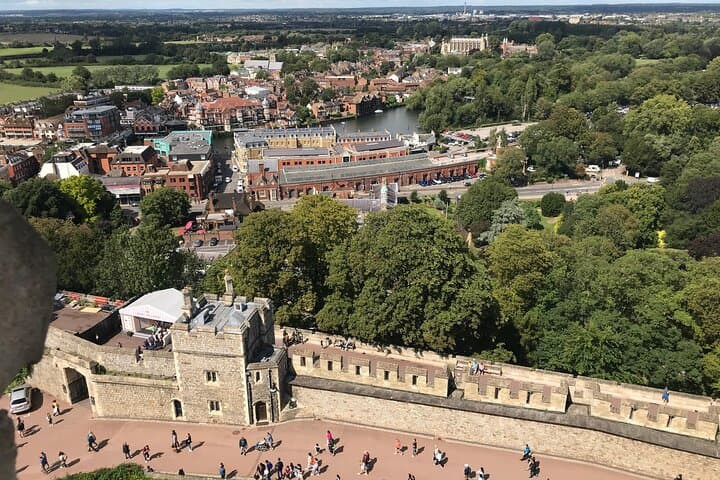 Private Transfer from London to Southampton via Windsor Castle photo 6