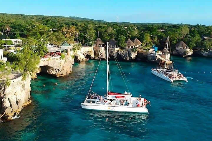 Negril Morning Catamaran Sail with Snorkeling & Pirate's Cave photo 2