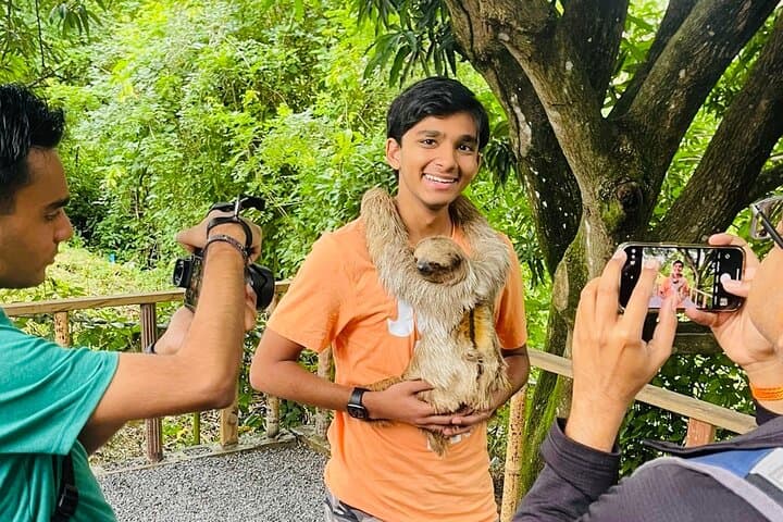 Roatan Highlight Private Tour: Animal Sanctuary, Chocolate & West Bay Beach photo 4