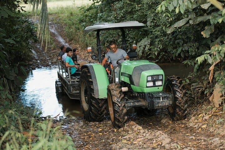 La Fortuna Farm and Monkey Park Guided Combo: Hands-On Harvest to Rainforest Hike