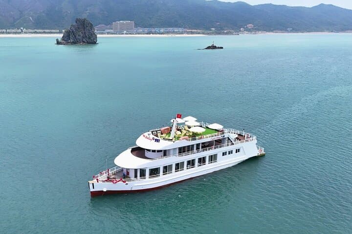 Bai Tu Long Bay Full-Day Kayaking & Thien Canh Son Cave Tour