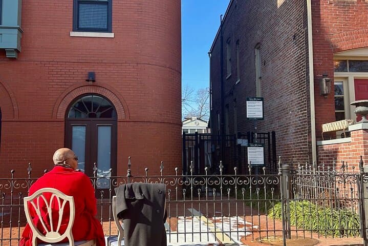 Phone Photography Tour Old Town Alexandria: Capture History & Riverfront Views