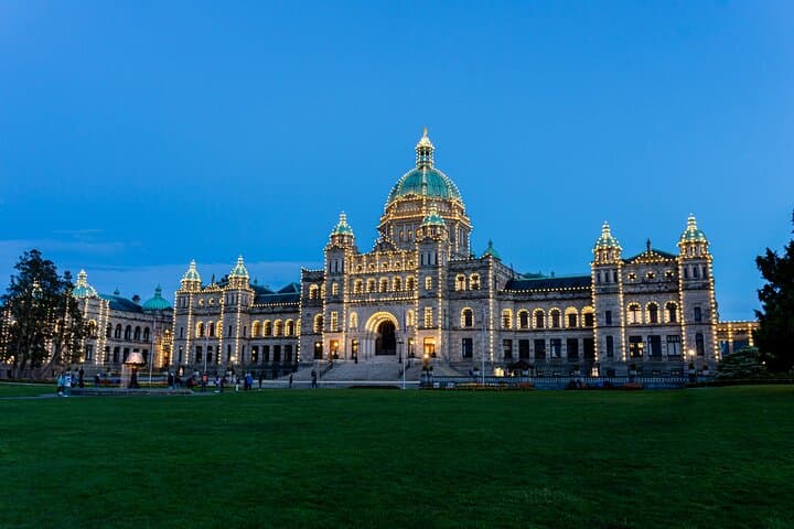 Victoria Holiday Lights Tour & Butchart Gardens — Ferry Sightseeing from Vancouver photo 6