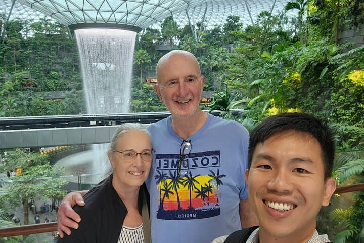 Singapore Private Customized Walking Tour via Public Transport