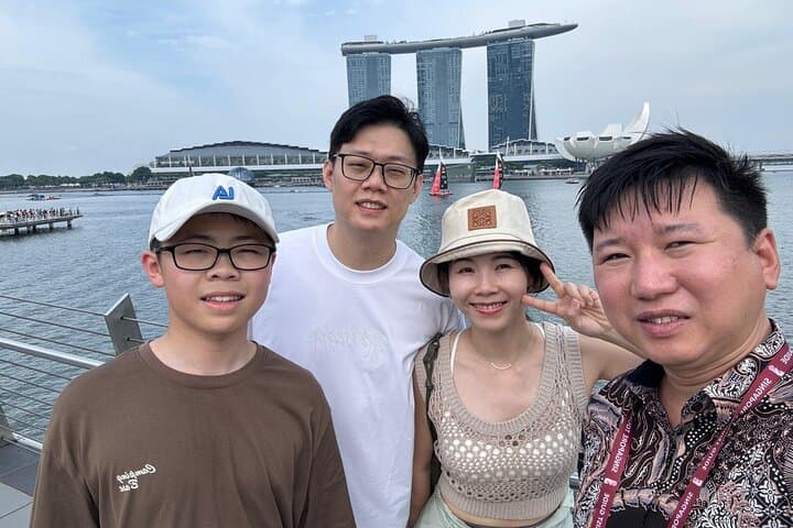 Singapore Private Customized Walking Tour via Public Transport photo 6