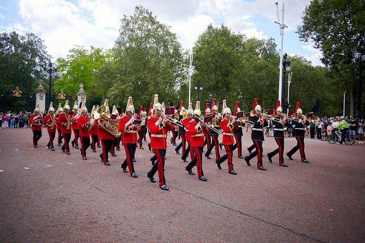Private Royal London Walking Tour: Changing of the Guard Experience photo 2