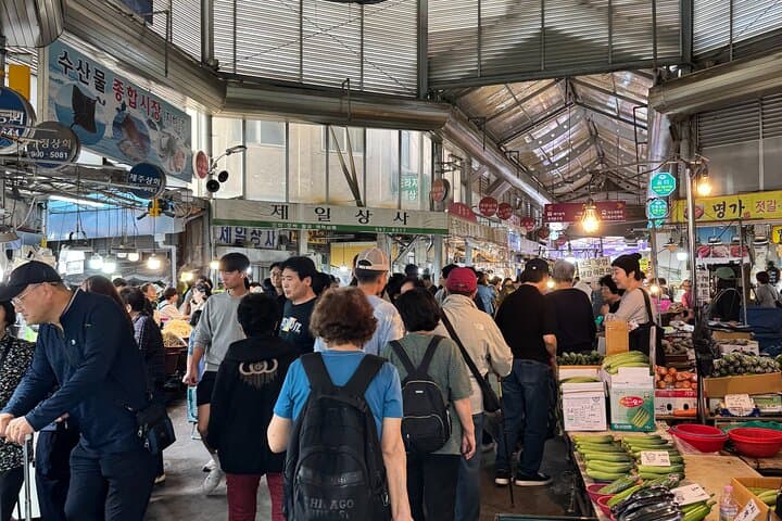 Seoul Market to Stream Walk: Gyeongdong Market, Retro Theater Starbucks & Cheonggyecheon Chicken & Beer photo 3