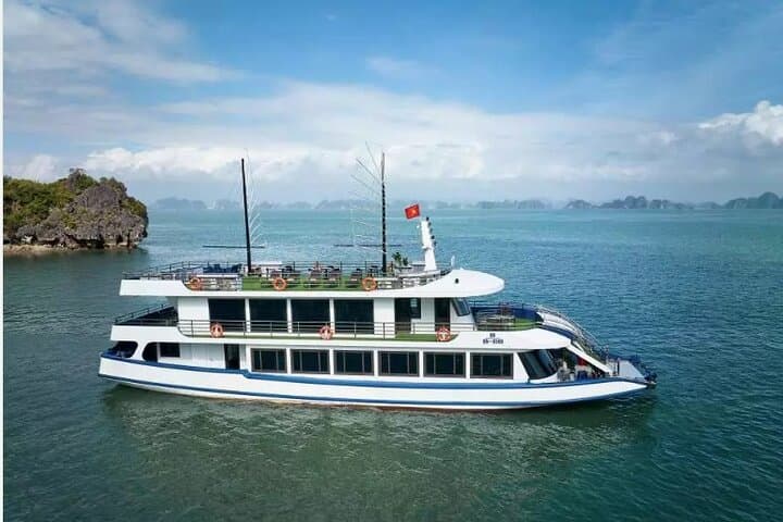 Jewels of the Bay Luxury Day Cruise from Tuan Chau Harbor to Halong Bay