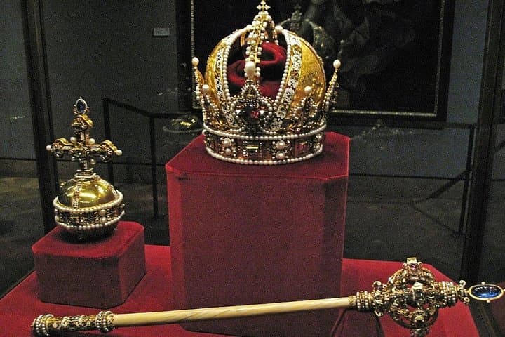 Private Tower of London Tour and Thames River Cruise: Exclusive Entry & Guided History photo 3