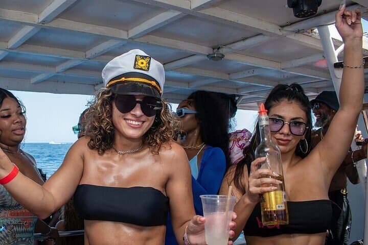 Daytime Carnaval Boat Party on Guanabara Bay — Open Bar & DJs photo 2
