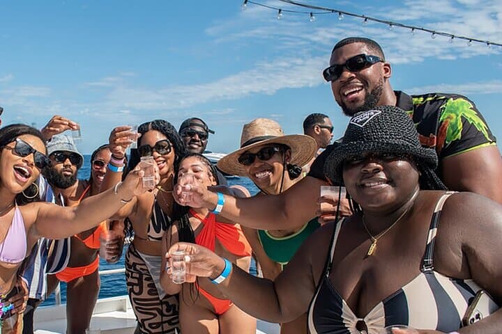 Daytime Carnaval Boat Party on Guanabara Bay — Open Bar & DJs photo 3