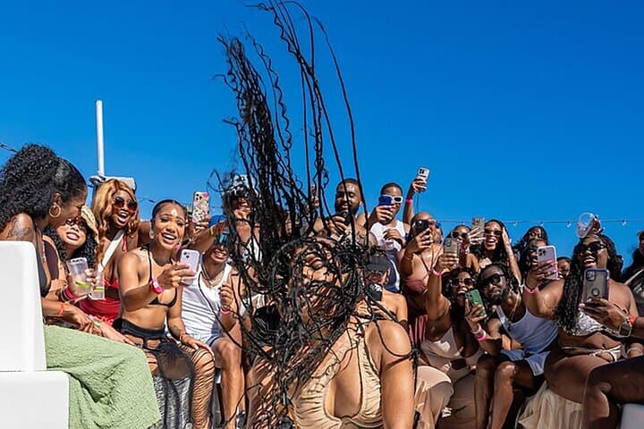 Daytime Carnaval Boat Party on Guanabara Bay — Open Bar & DJs photo 4