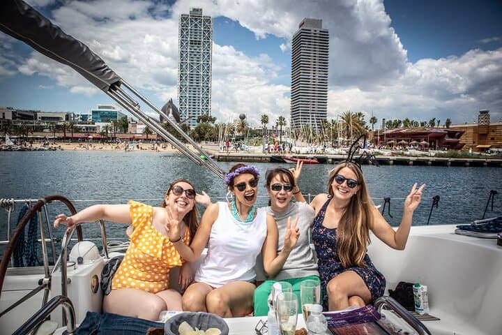 Barcelona Private Sailing Tour: 2-Hour Coastal Cruise with Drinks