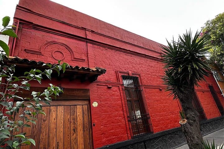 Xochimilco Trajinera and Frida Kahlo's Red House: Premium Small-Group Day Tour photo 4