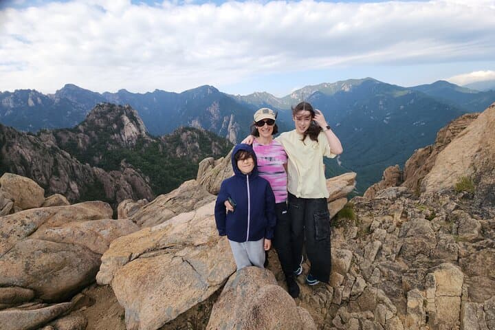 One-Day Hike at Seoraksan National Park from Seoul — Biseondae, Sinheungsa & Cable Car Options