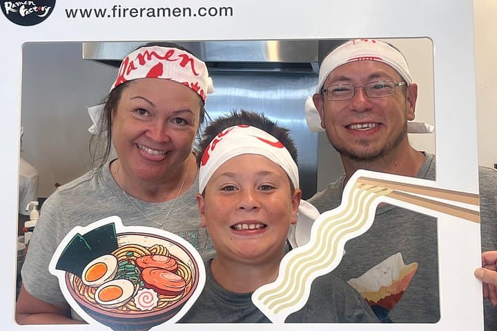 Mt. Fuji and Hakone Day Trip: Chureito Pagoda, Lake Ashi Pirate Ship & Ramen Making photo 3