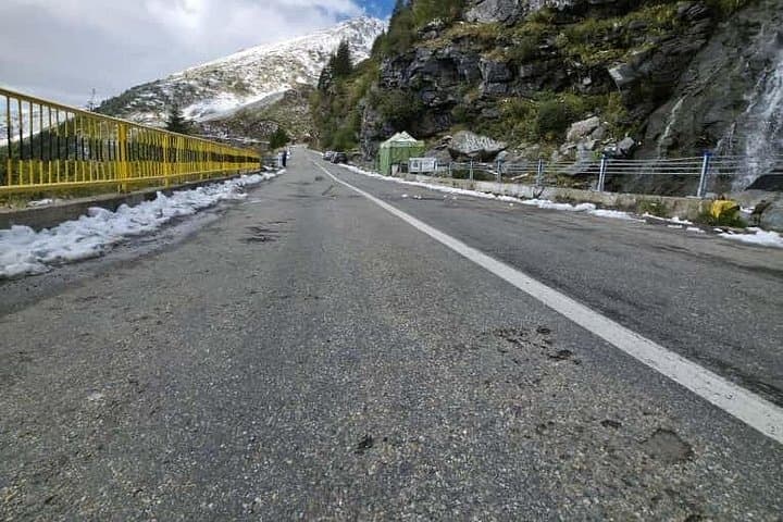 Drive the Transfagarasan: Private Day Tour to Poenari Fortress, Vidraru Dam & Bâlea Lake photo 4