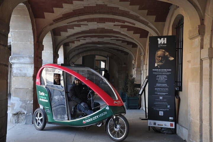 Private Guided Turtle Bike Cab Tour of Paris' Marais photo 3