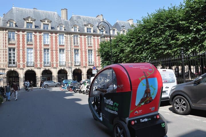 Private Guided Turtle Bike Cab Tour of Paris' Marais