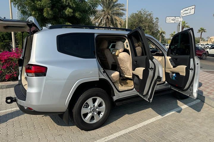 Private Dubai Airport Transfers — DXB Arrival & Departure Private Car Service photo 2