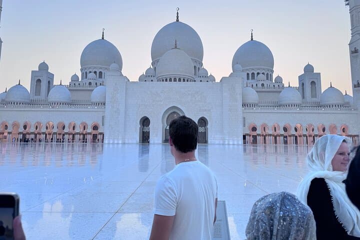 Sheikh Zayed Grand Mosque and Wahat Al Karama Private Tour — Abu Dhabi Cultural Essentials photo 2