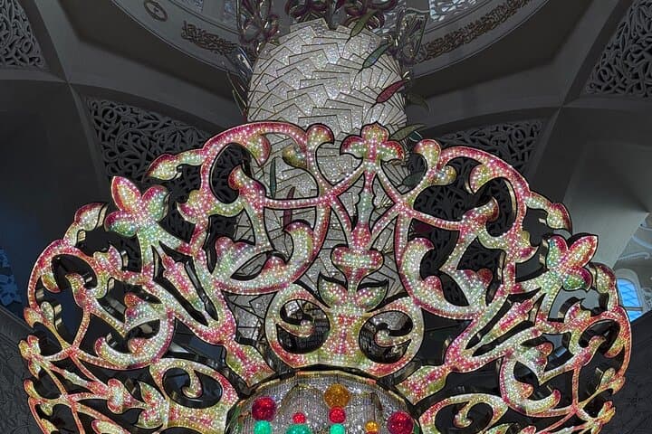Sheikh Zayed Grand Mosque and Wahat Al Karama Private Tour — Abu Dhabi Cultural Essentials photo 4